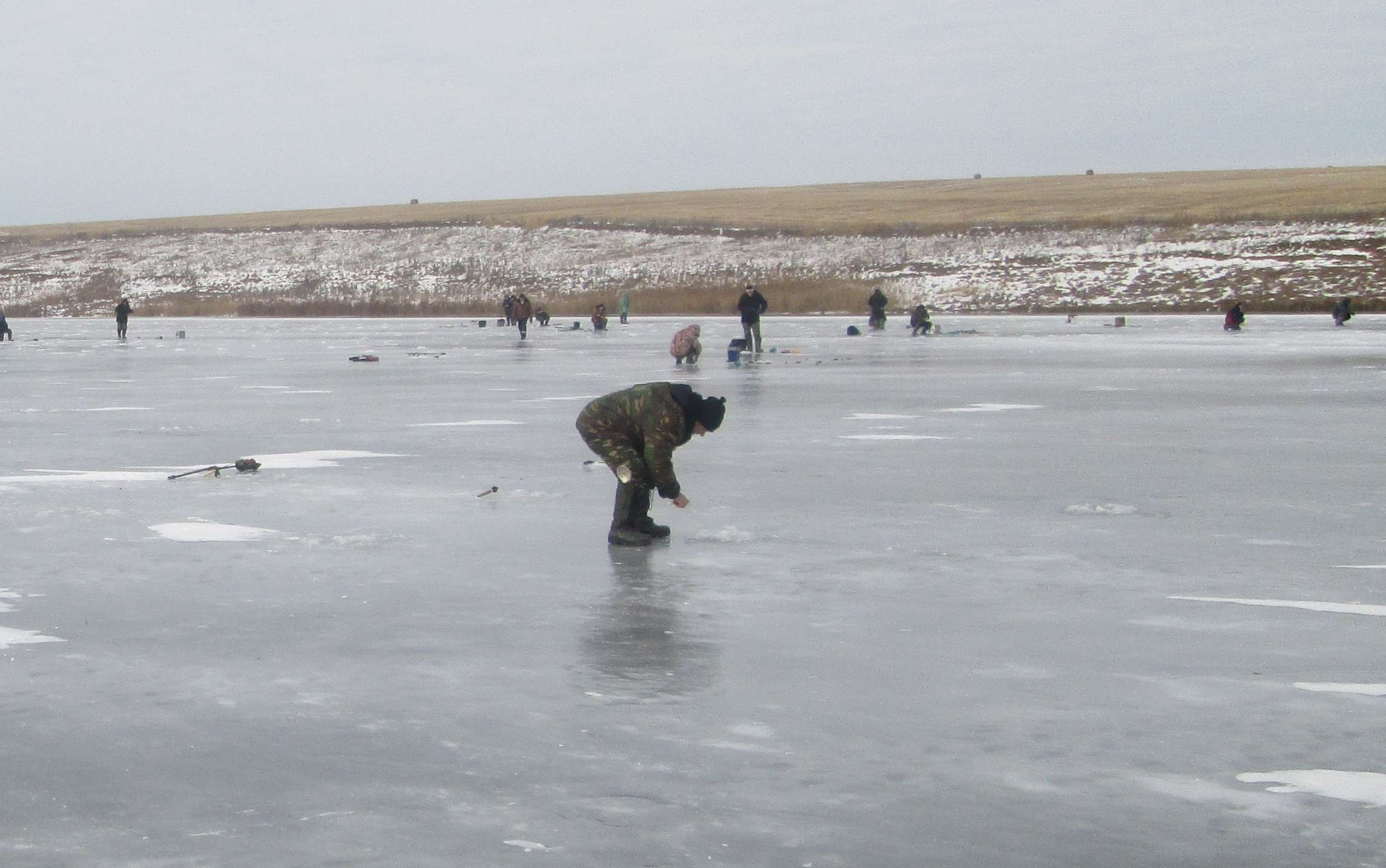 Зимняя рыбалка на озере